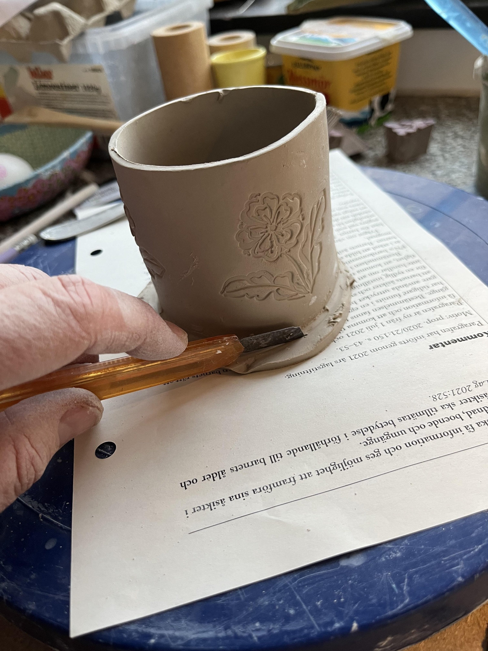 Bild på att skära till en botten