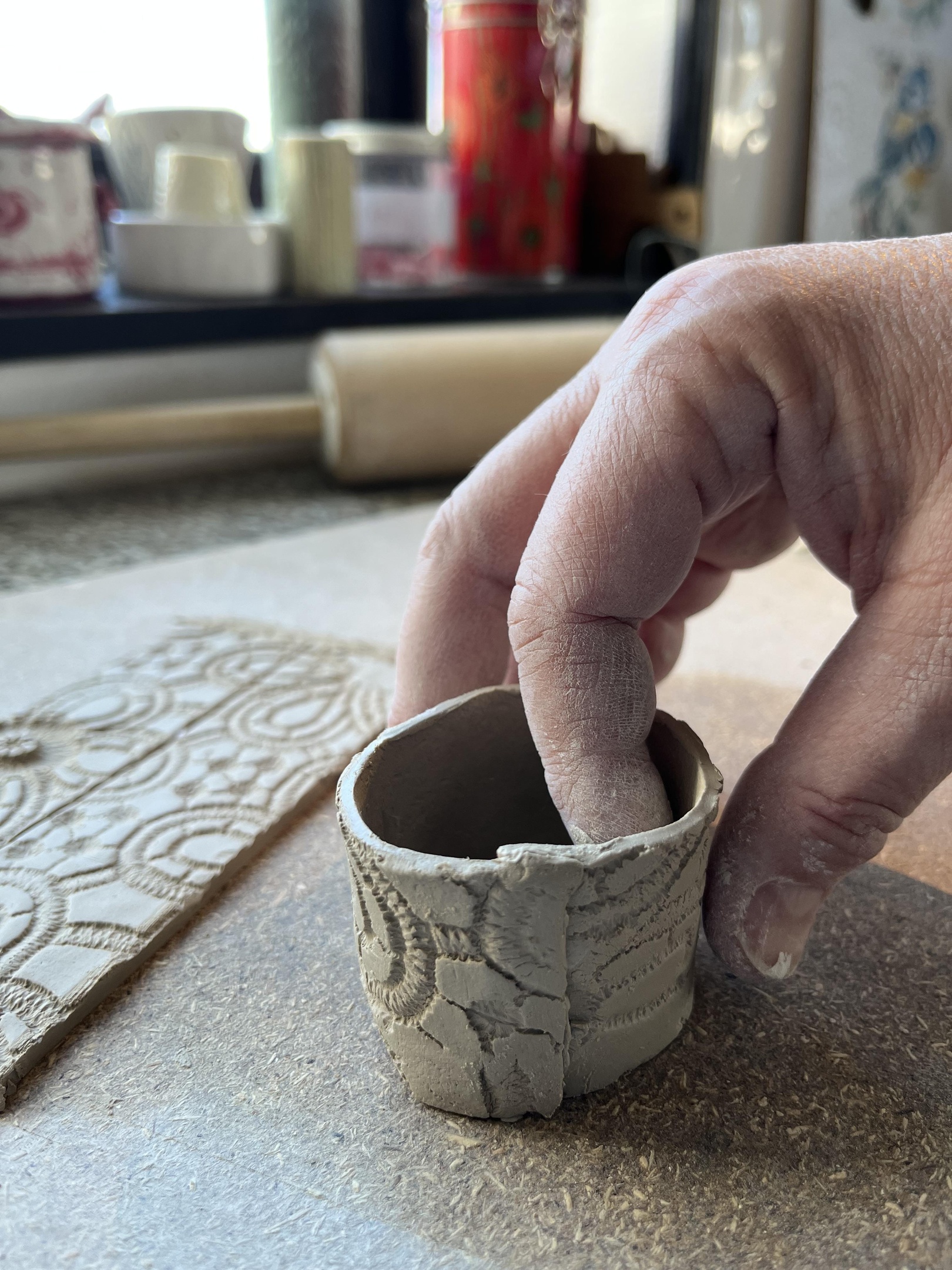 Bild på en hand som formar lera