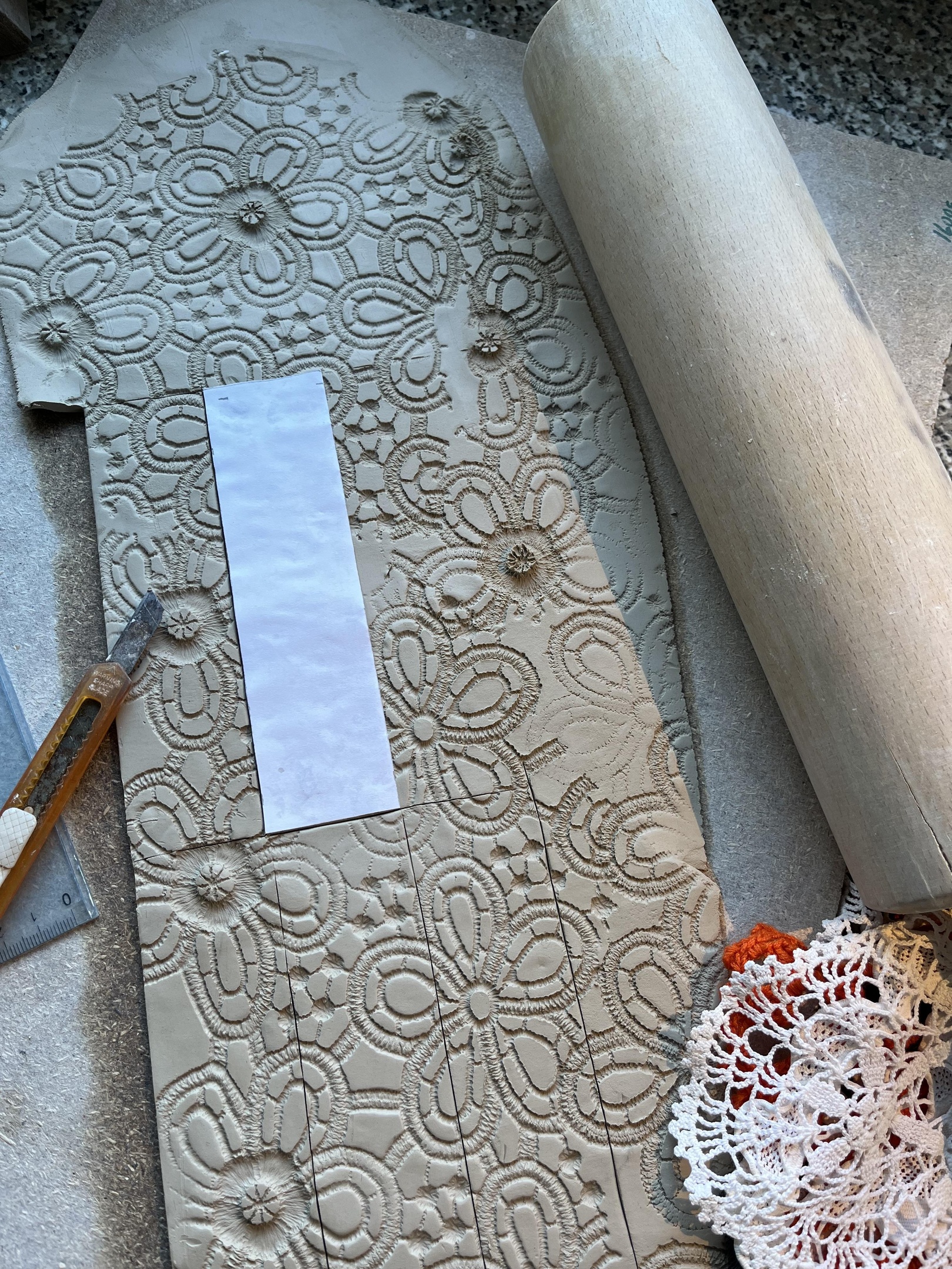 Bild på kavlad lera och en kavel